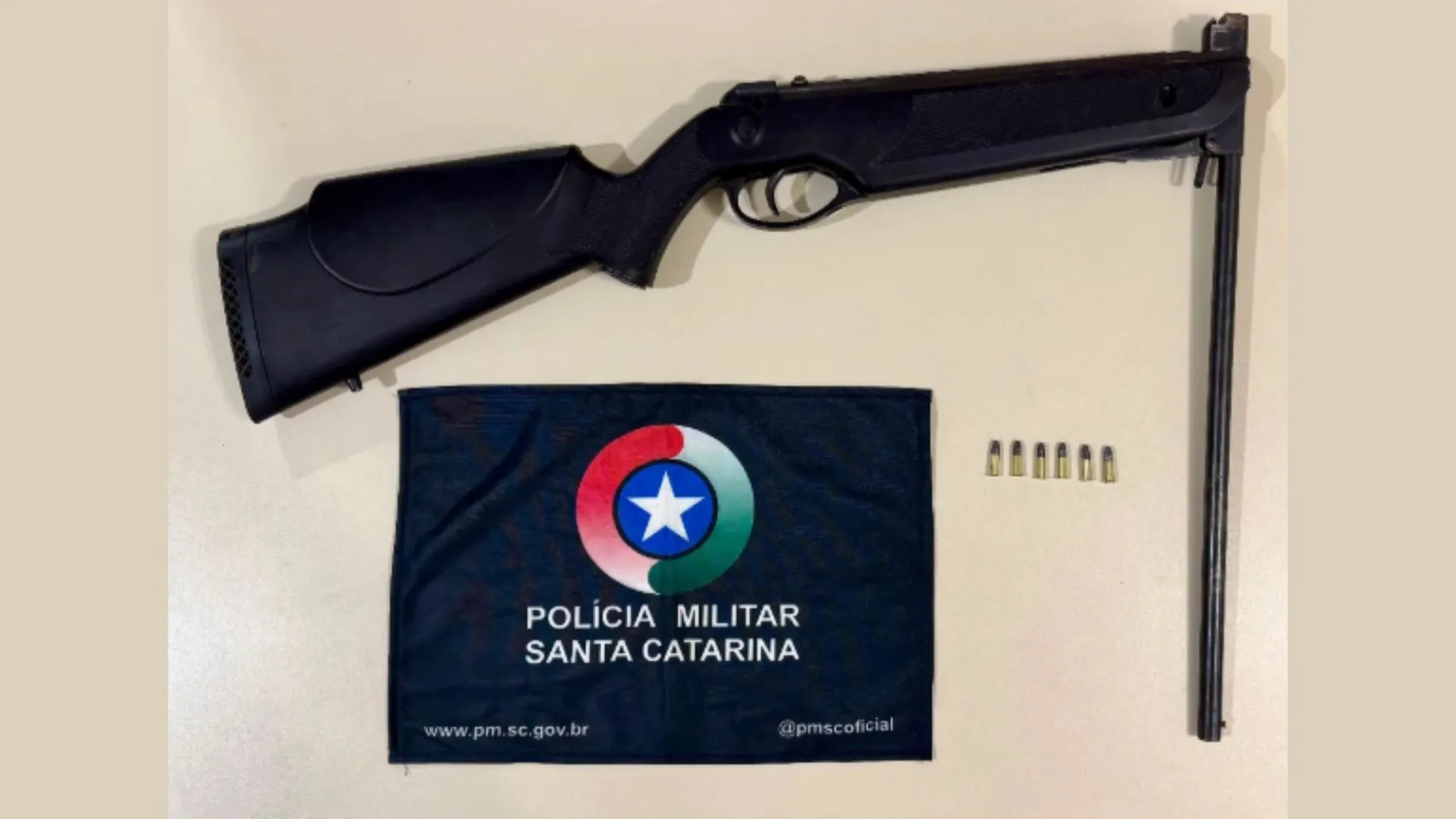 PM de Videira prende suspeito com arma de pressão adaptada para munição real