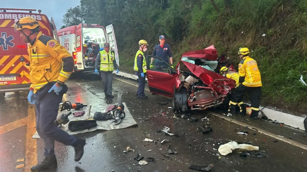 Idoso e homem de 33 anos morrem em batida frontal na BR-282
