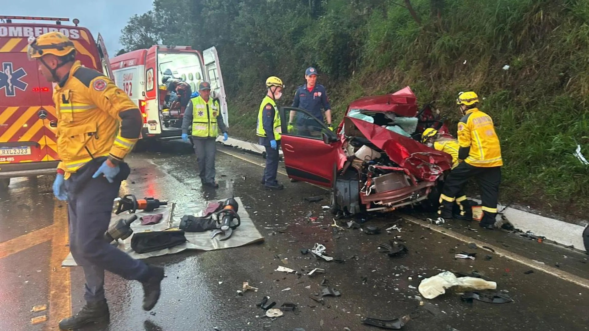 Idoso e homem de 33 anos morrem em batida frontal na BR-282
