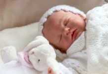 Mulher leva bebê reborn para vacinar em posto de saúde de SC