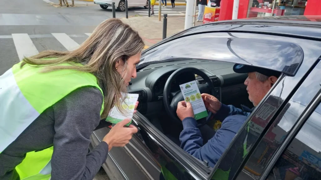 Blitz educativa destaca integridade no centro de Caçador