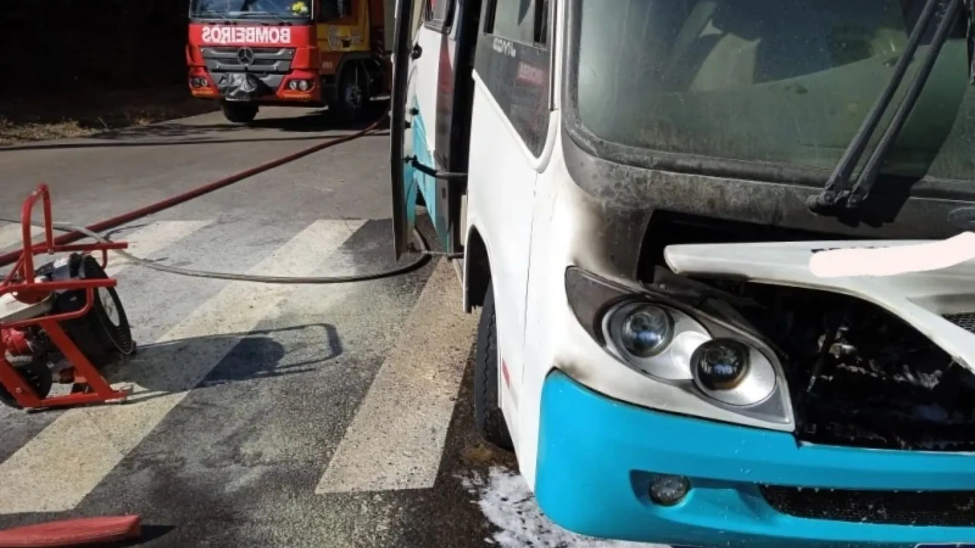 Micro-ônibus pega fogo no centro de Piratuba e mobiliza bombeiros