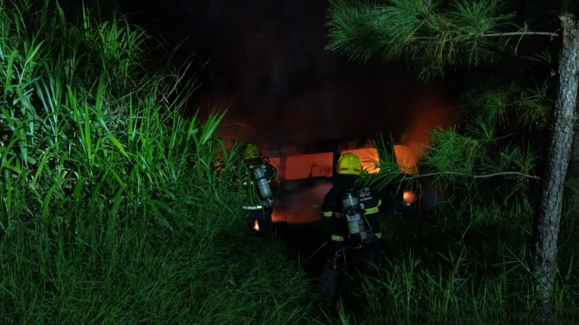 Motorista fica ferido após carro pegar fogo em Salto Veloso