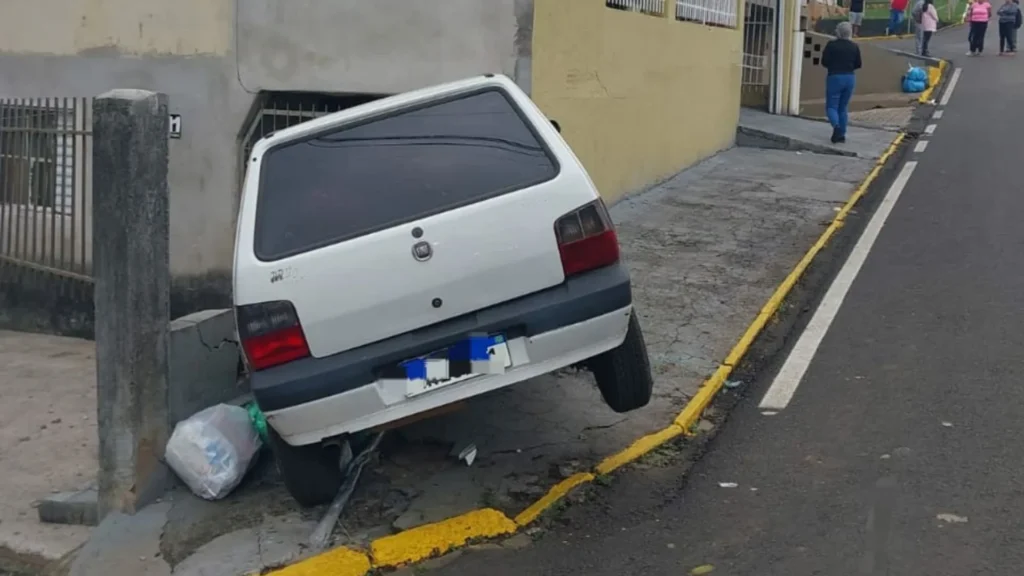 Motorista é socorrido após colisão com mureta no Bairro Vila Verde em Videira