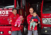 Bombeiros de Caçador são homenageados após salvarem bebês engasgados