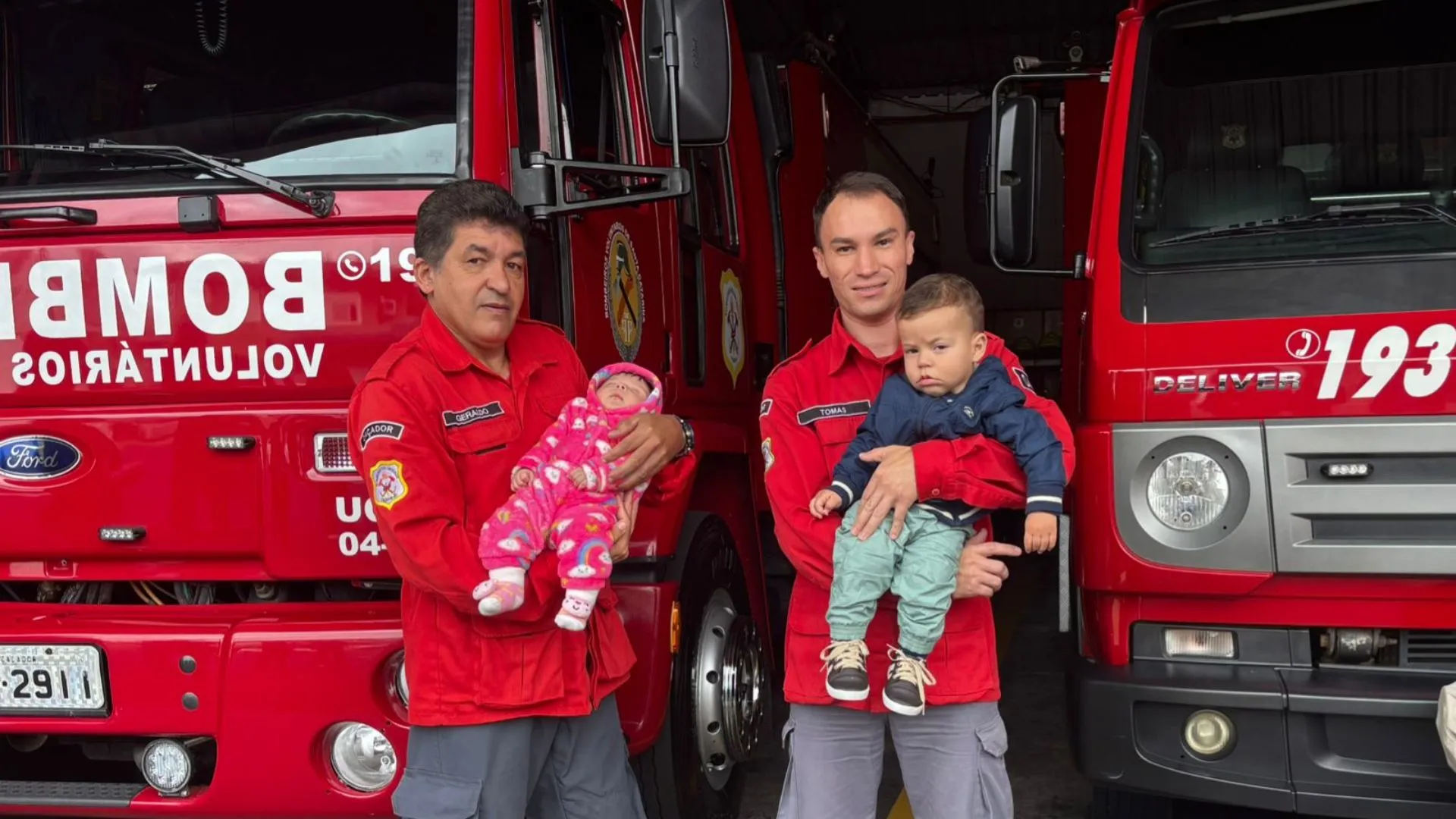Bombeiros de Caçador são homenageados após salvarem bebês engasgados