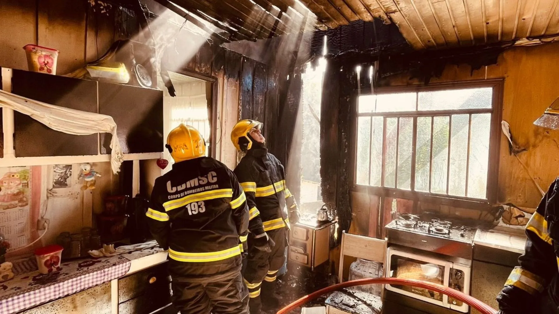 Incêndios com fogões e lareiras aumentam 150% no inverno, alerta Bombeiros de SC