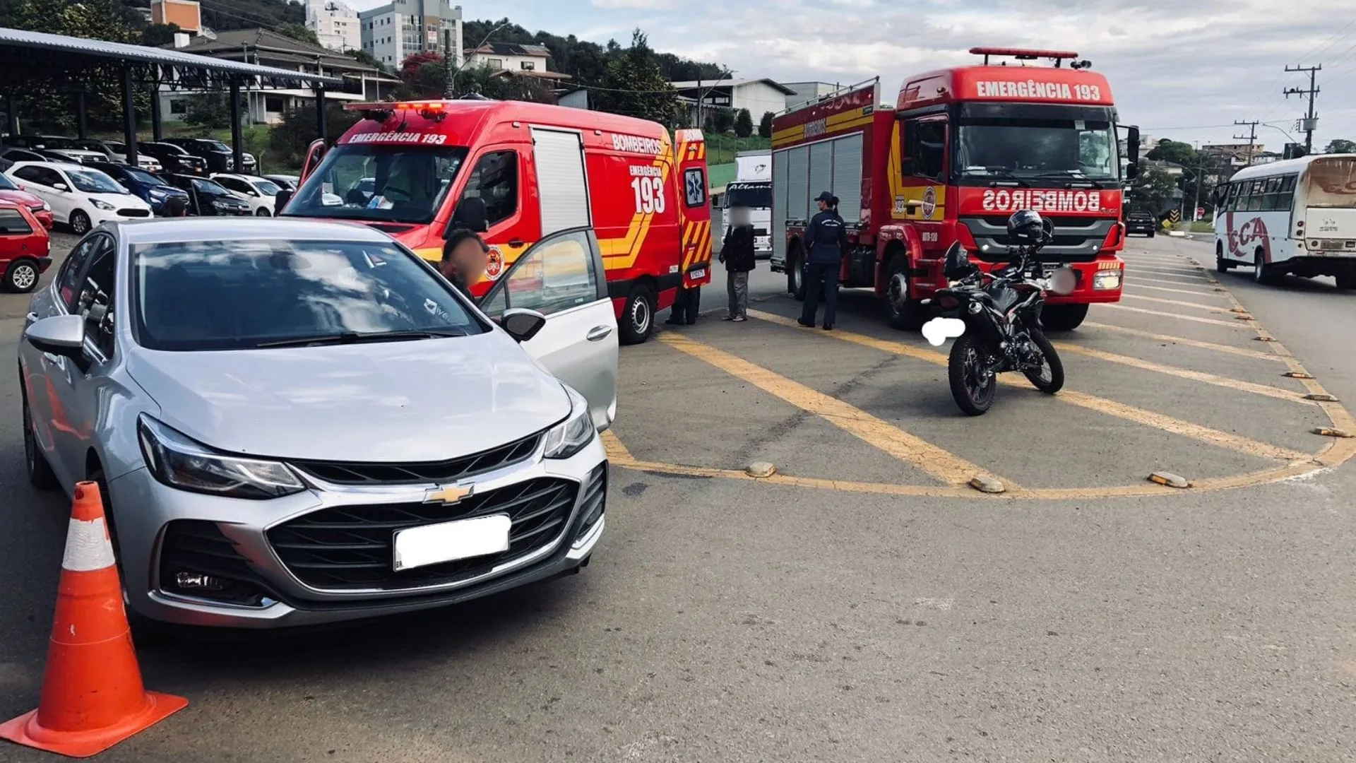 Colisão entre carro e moto deixa mulher ferida em Videira
