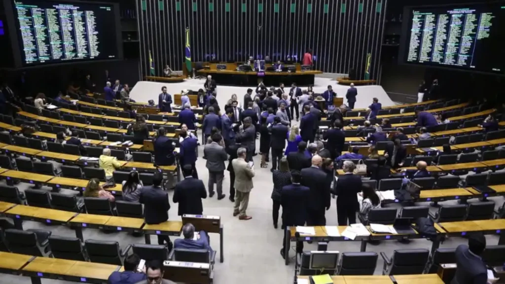 Câmara dos Deputados vota nesta segunda o futuro do trabalho em feriados no comércio