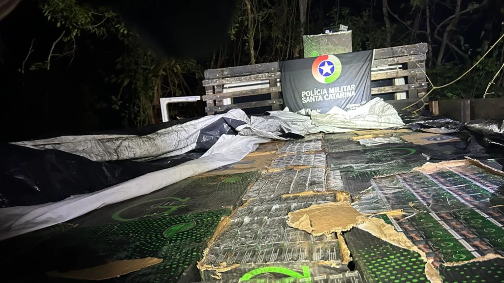Motorista foge da polícia, sofre acidente e abandona carga de cigarros contrabandeados