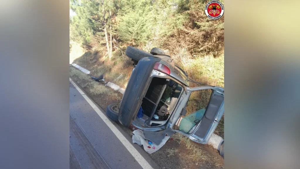 Capotamento na SC-452 deixa três feridos em Monte Carlo