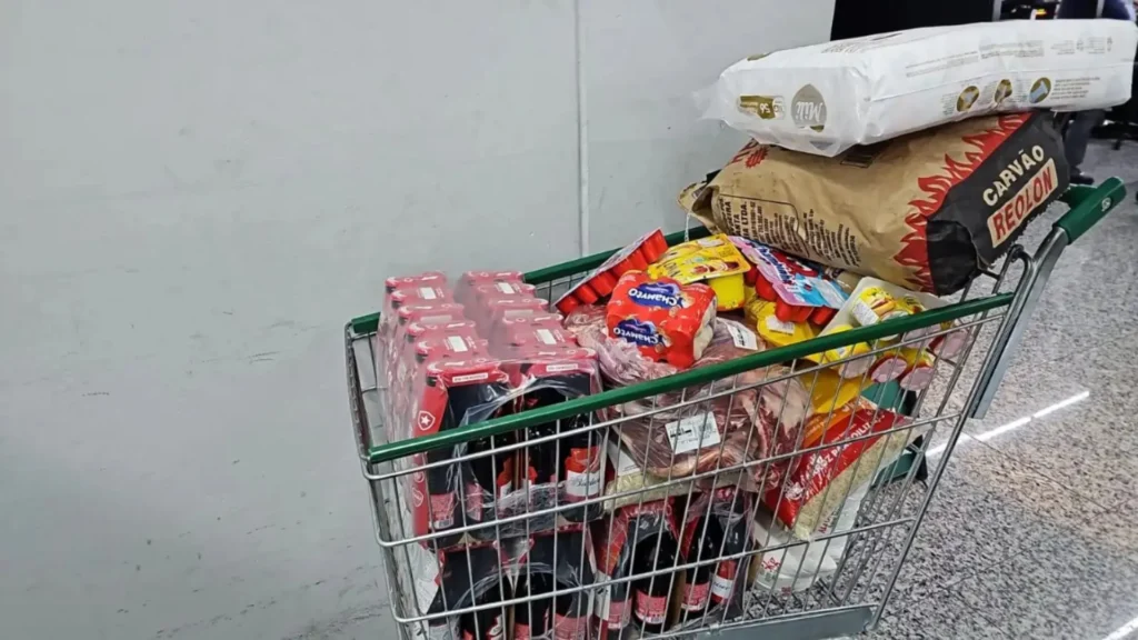 Dois homens são presos por furtos em supermercado de Caçador