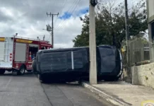 Carro bate em muro, tomba e encosta em poste em Caçador