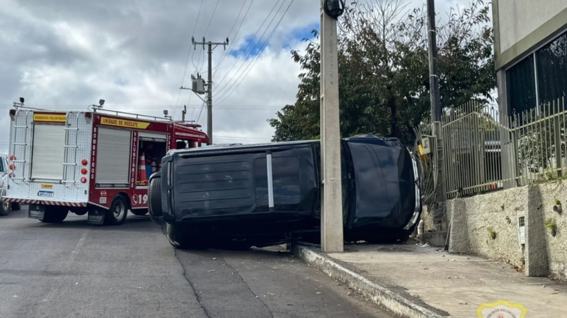 Carro bate em muro, tomba e encosta em poste em Caçador