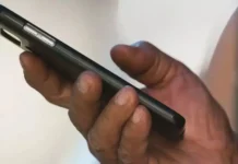Cliente denuncia atendente após descobrir cópia e envio de foto armazenada em pasta oculta do celular Cliente denuncia atendente após descobrir cópia e envio de foto armazenada em pasta oculta do celular