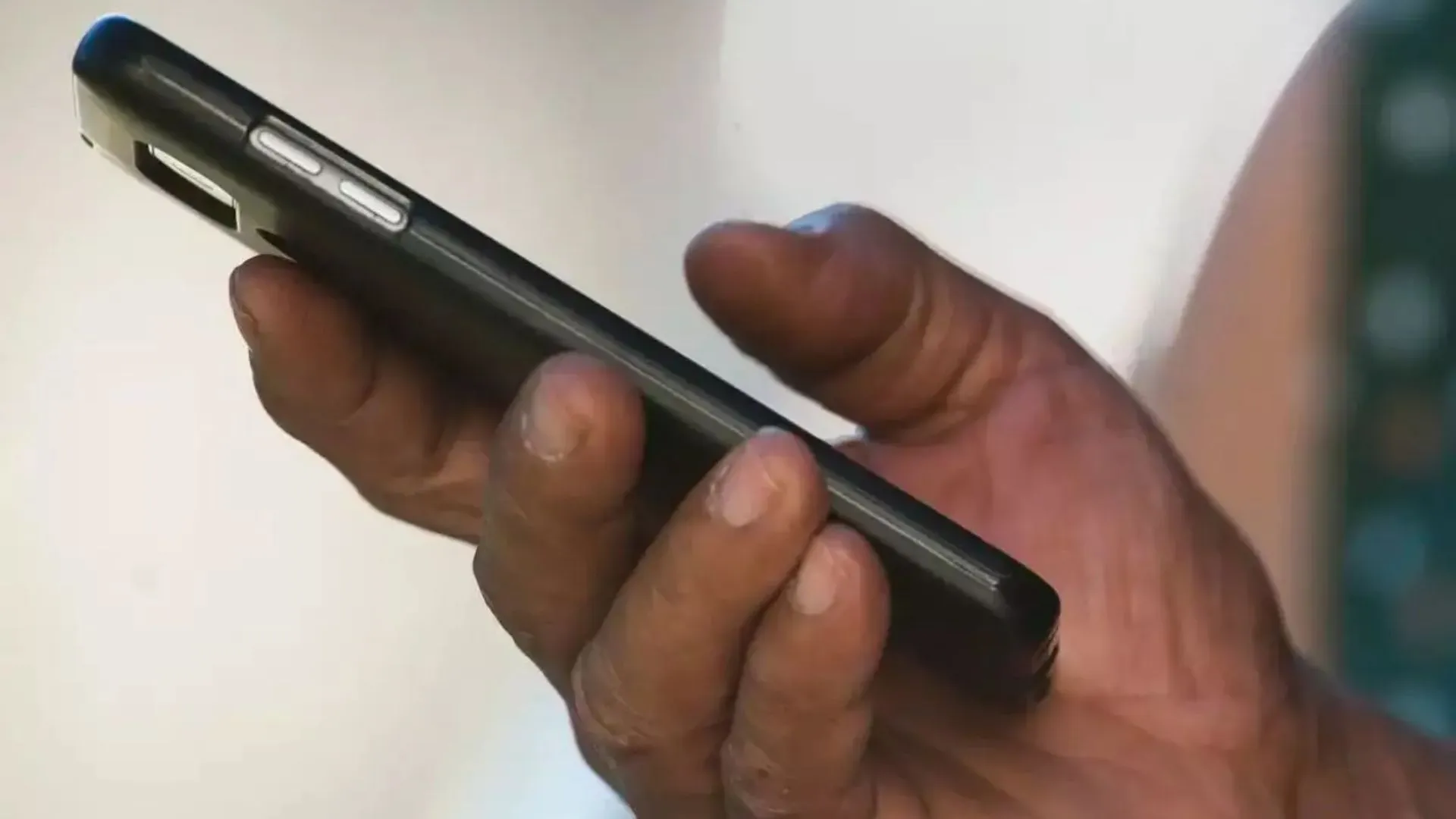 Cliente denuncia atendente após descobrir cópia e envio de foto armazenada em pasta oculta do celular