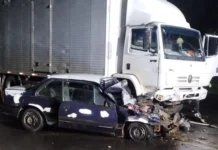 Carro colide com caminhão na BR-282 e motorista desaparece