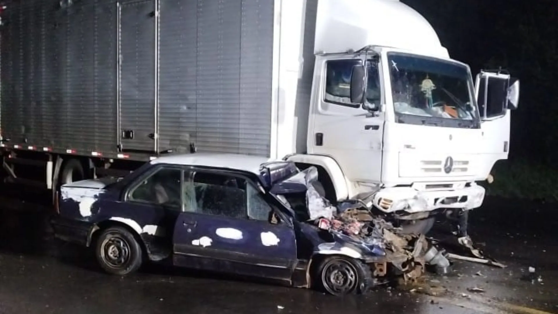 Carro colide com caminhão na BR-282 e motorista desaparece