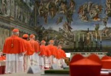 Reunião de Macron gera desconforto em conclave, diz jornal