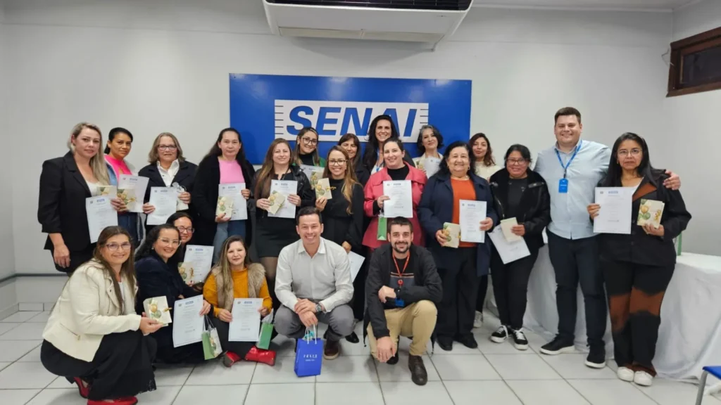 Formandas celebram curso de Costura Industrial da AMPE