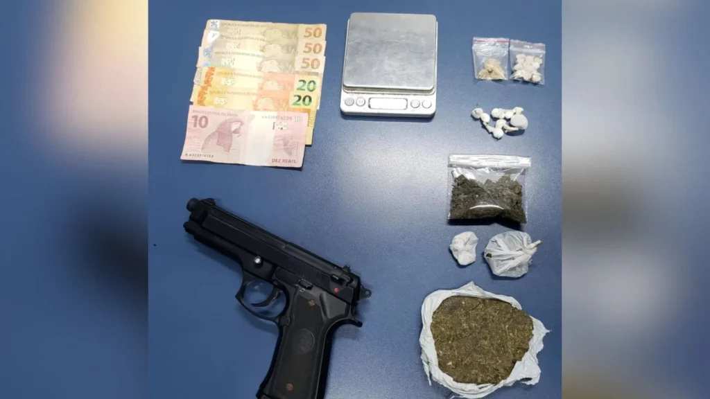 Drogas e simulacro de pistola são apreendidos no bairro Martello