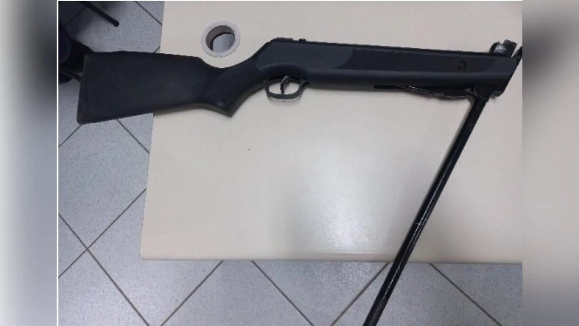 Homem é preso com arma adulterada após confusão