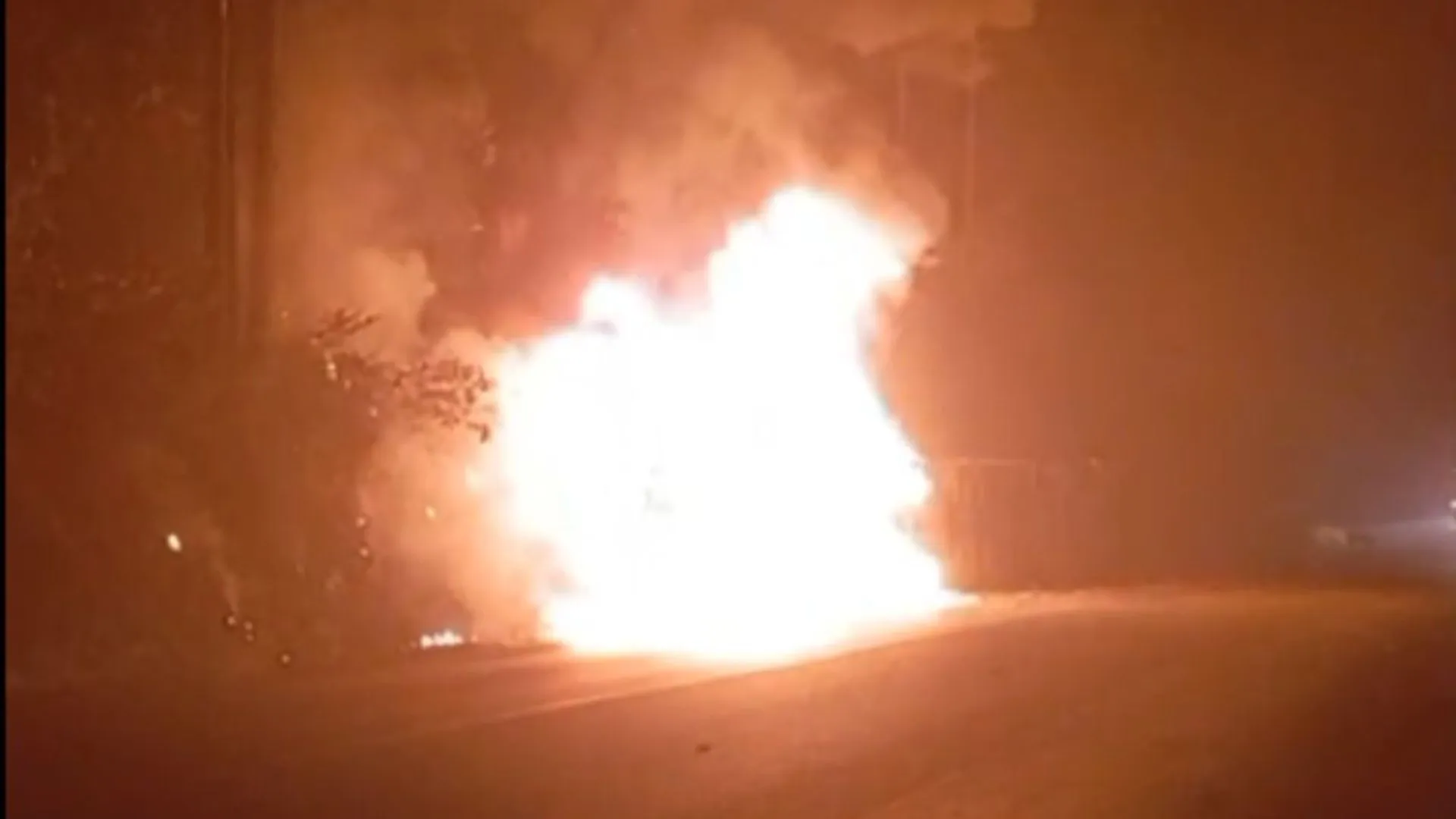 Incêndio em caminhão com porcos mata motorista em acidente na BR-282 em Santa Catarina