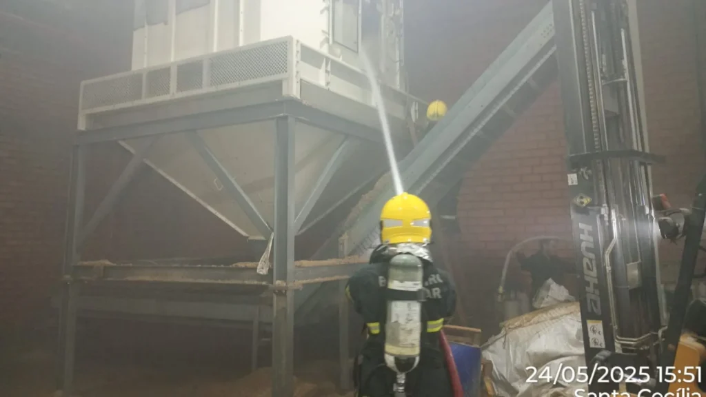 Explosão de brasas causa incêndio em empresa de Santa Cecília