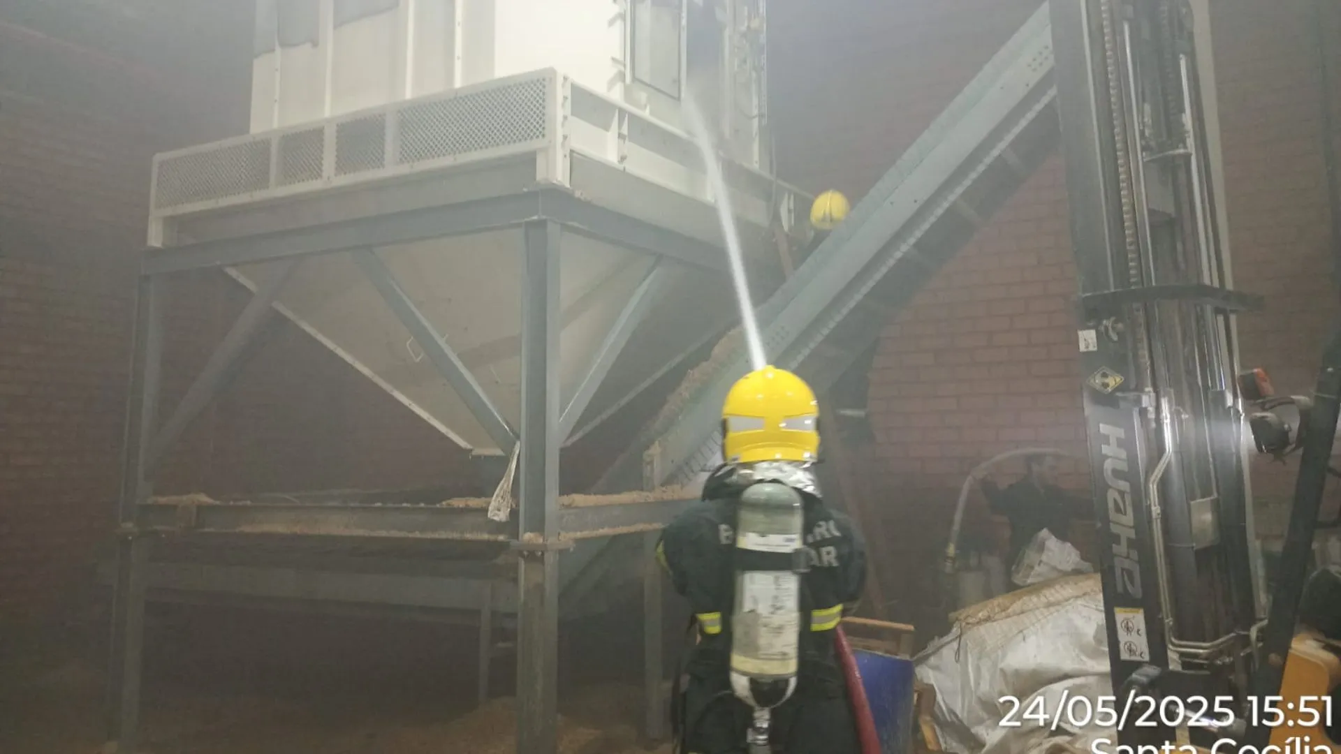 Explosão de brasas causa incêndio em empresa de Santa Cecília