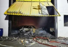 Incêndio no Meio-Oeste destrói chapeação e seis carros