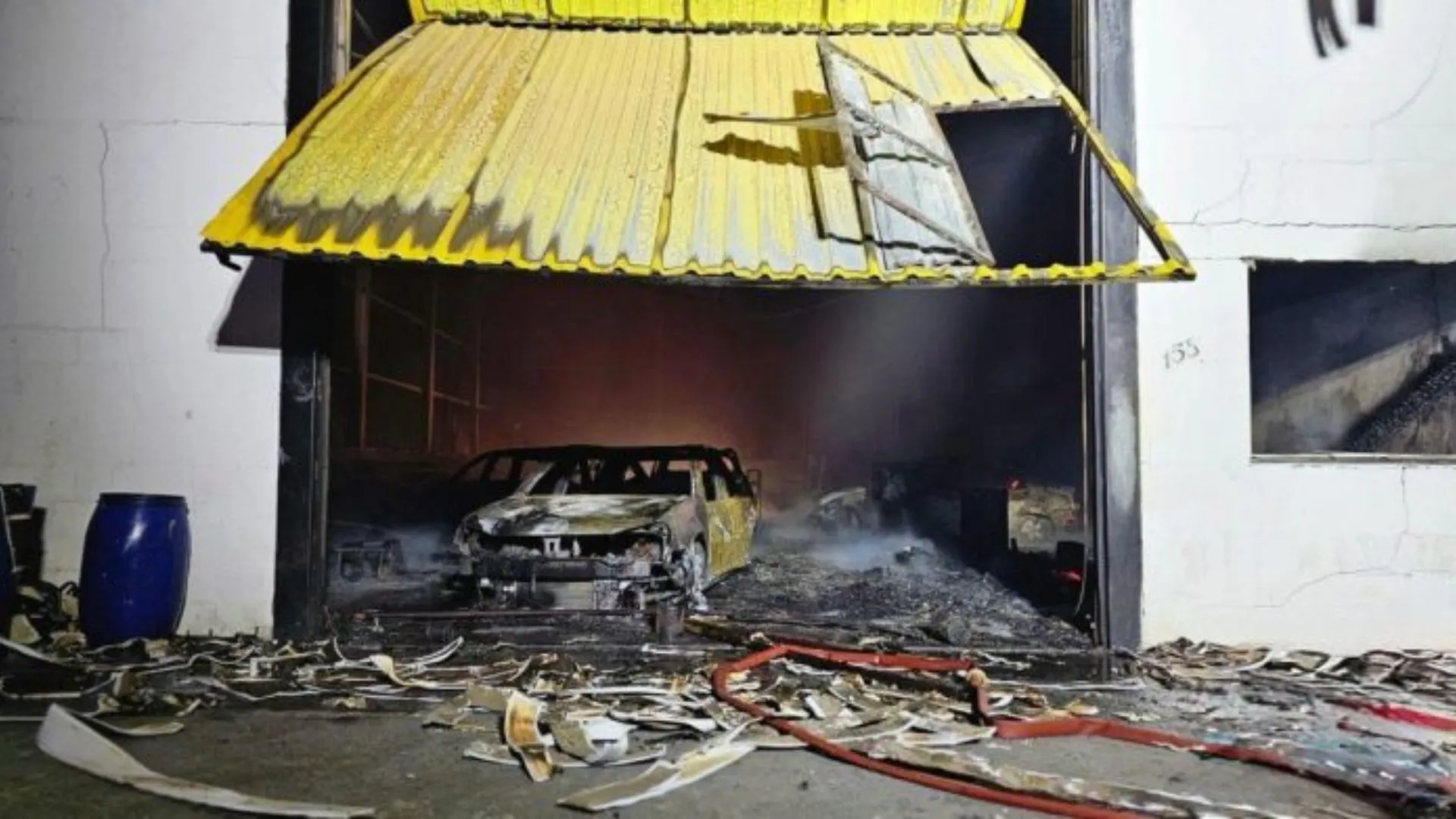 Incêndio no Meio-Oeste destrói chapeação e seis carros