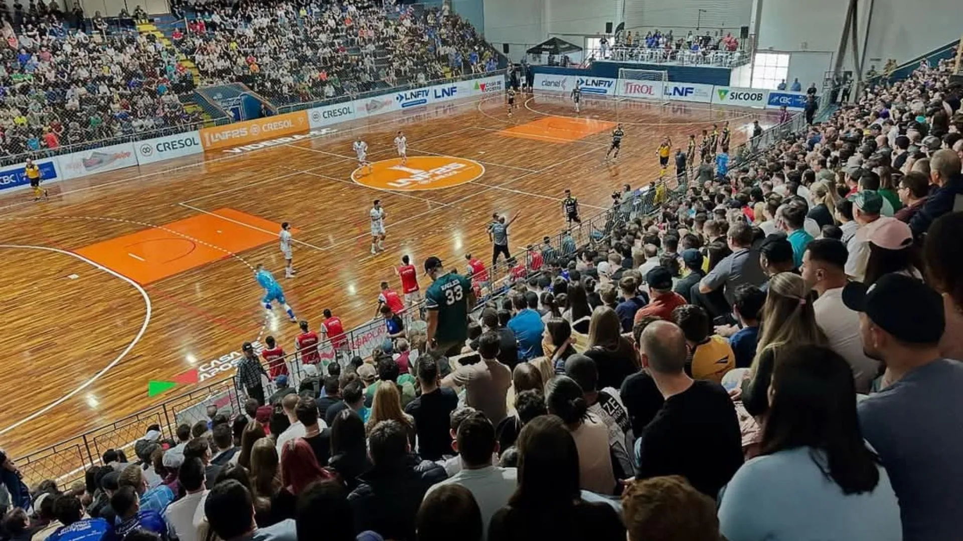 Joaçaba perde para Jaraguá, mas torcida faz linda festa em Videira