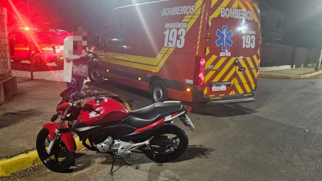 Acidente entre carro e moto deixa jovem ferido em Curitibanos