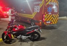 Acidente entre carro e moto deixa jovem ferido em Curitibanos