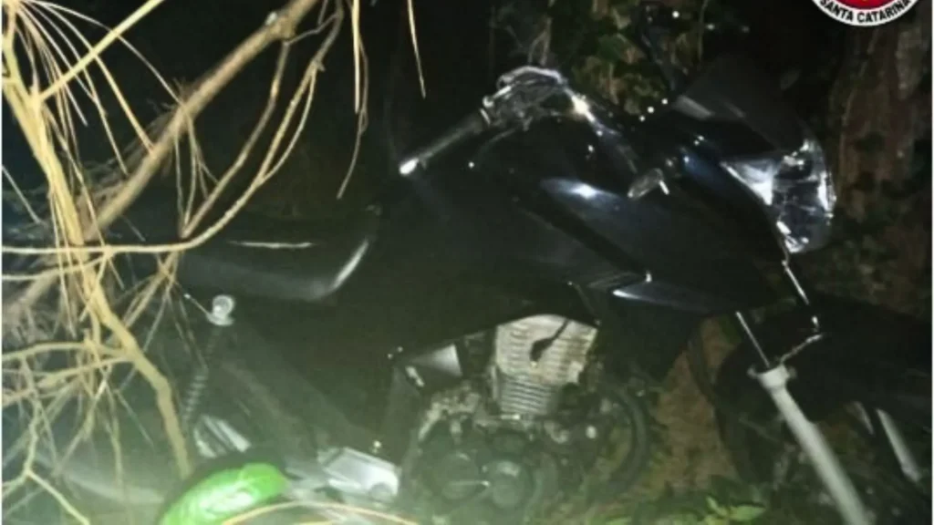 Adolescente fica ferido após tentar "grau" com moto em Rio das Antas