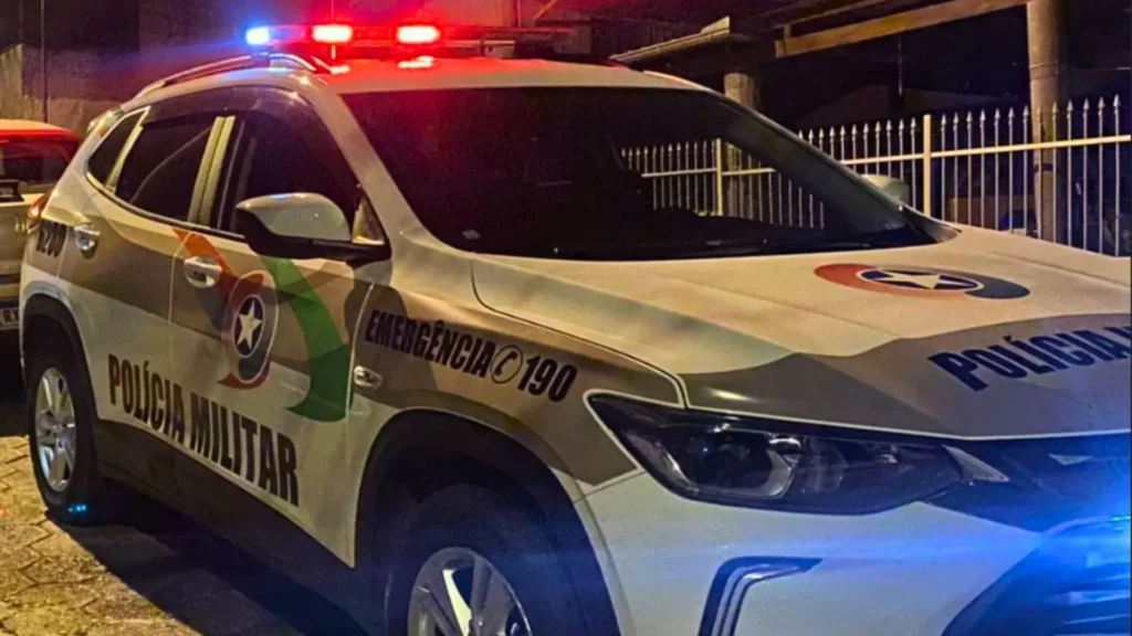 PM prende suspeito e apreende arma de fogo de uso restrito em Videira