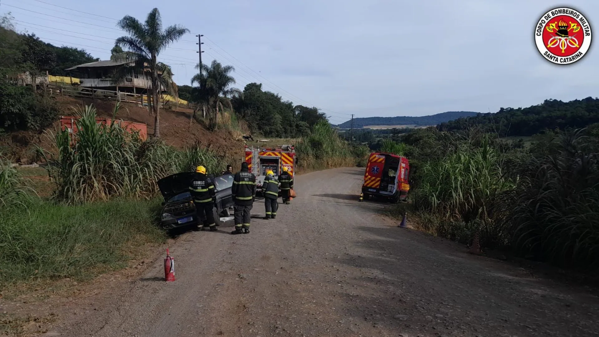 Veículo pega fogo em Salto Veloso e Bombeiros evitam tragédia