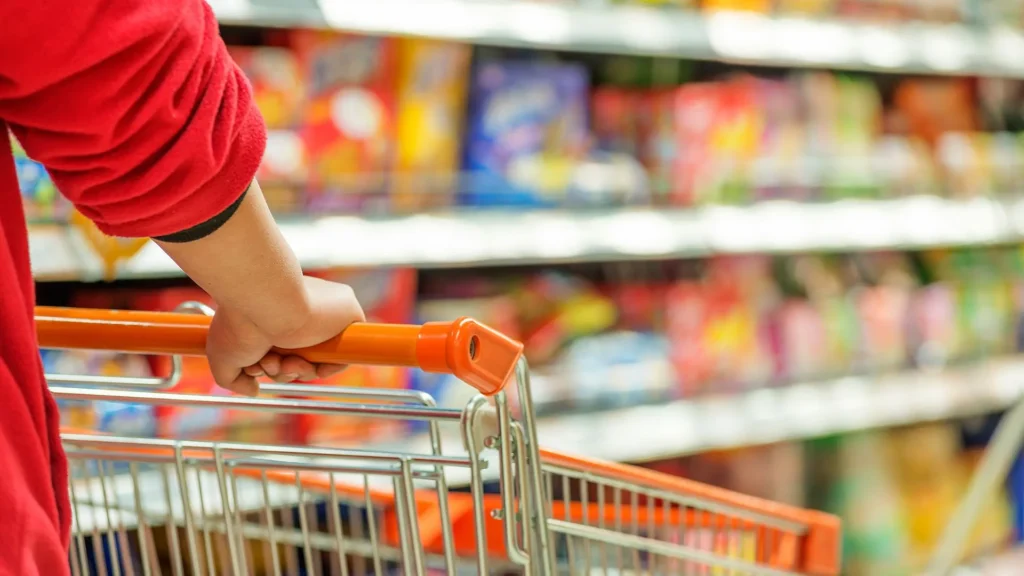 Consumo em supermercados cresce no Brasil, mas cesta básica sobe quase 11%