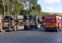 Caminhoneiro fica ferido após tombamento na SC-350 em Lebon Régis