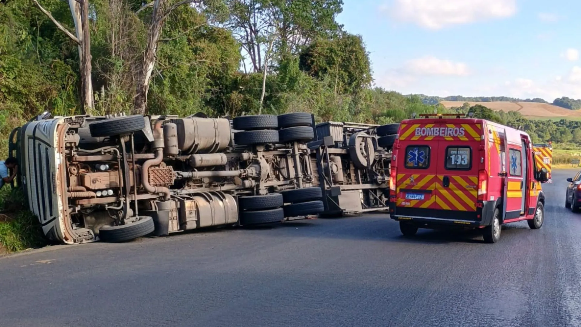 Caminhoneiro fica ferido após tombamento na SC-350 em Lebon Régis