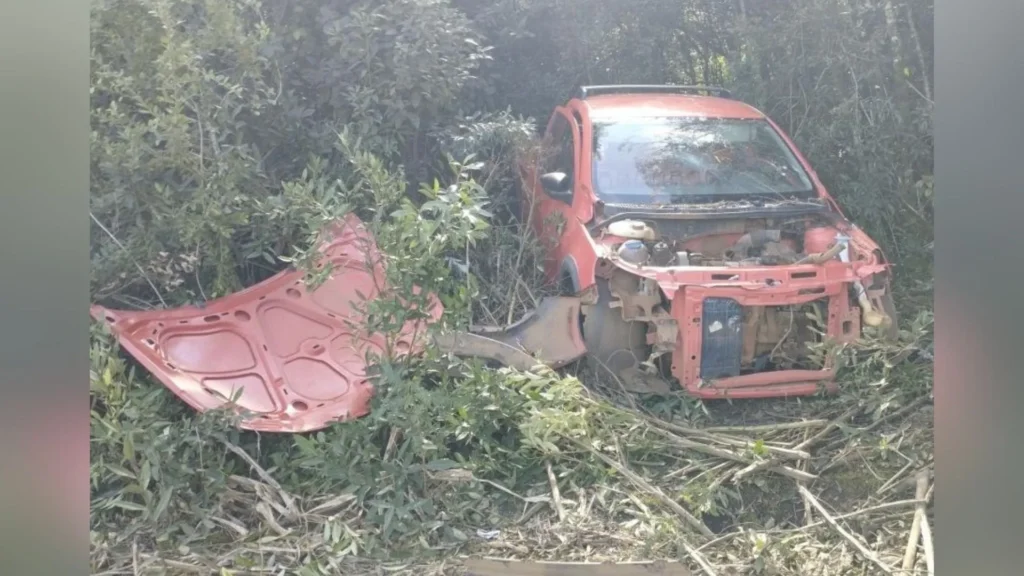 PM recupera caminhonete furtada e depenada na BR-470