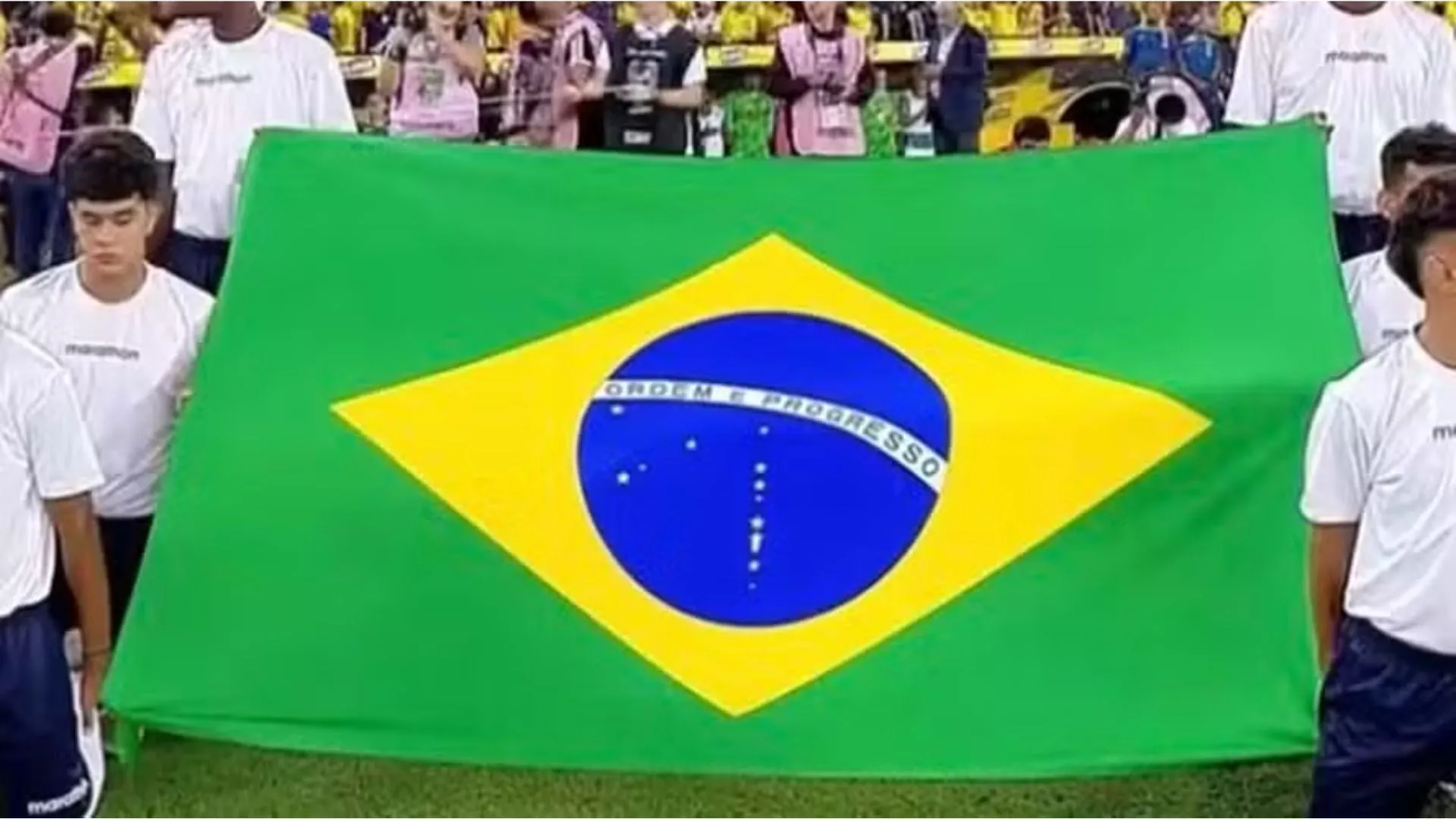 Estreia de Ancelotti na Seleção Brasileira começa com gafe na bandeira nacional