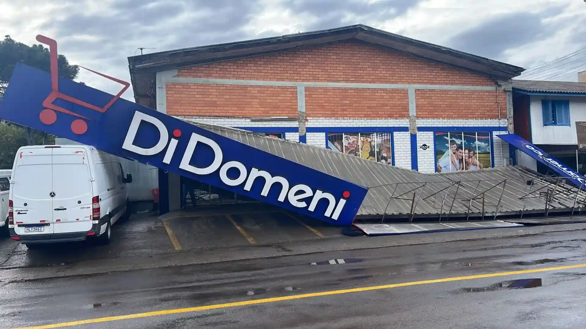 Cobertura de supermercado desaba após chuva e vento em Caçador