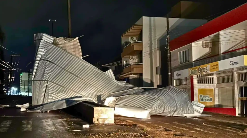 Frente fria avança em SC com estragos e frio intenso
