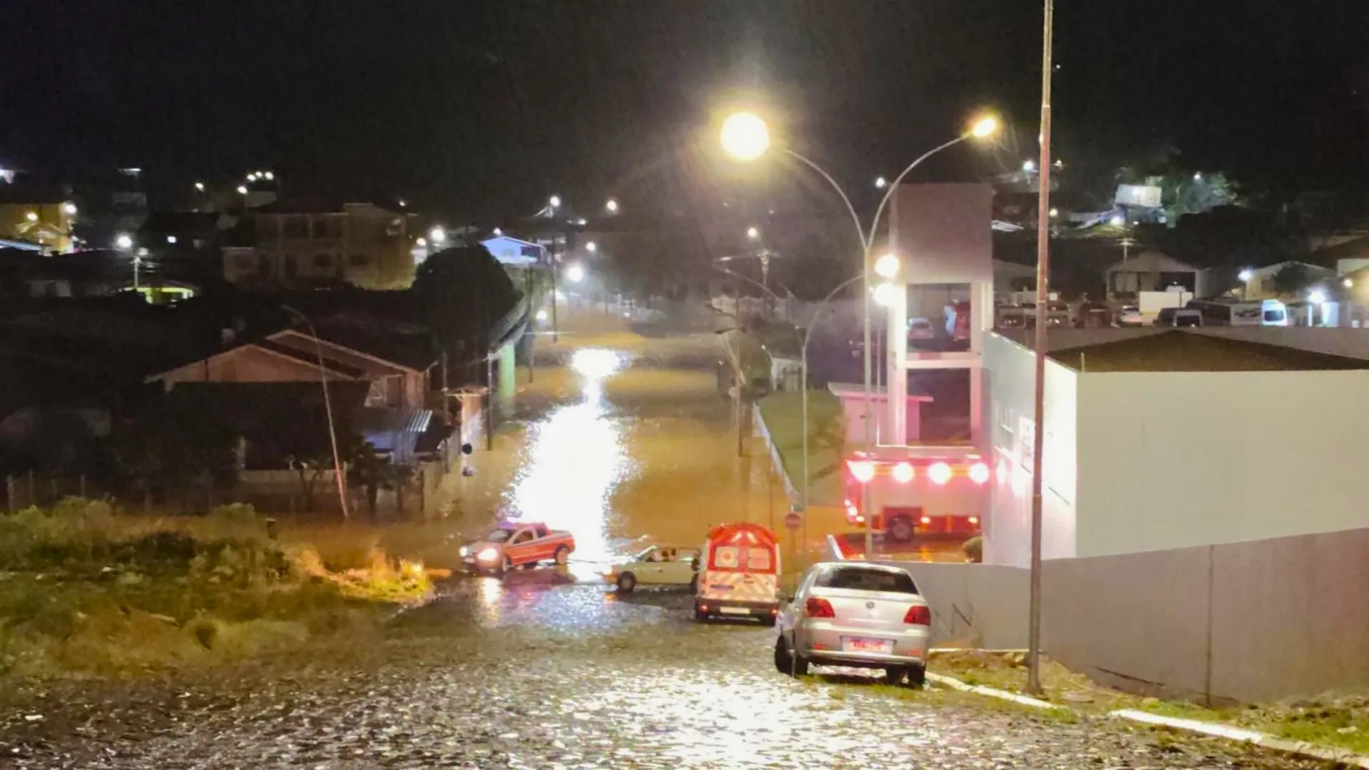 Gestante ilhada mobiliza bombeiros durante enxurrada em Fraiburgo