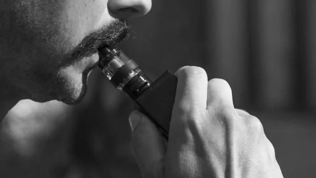 Uso de cigarros eletrônicos preocupa especialistas e cresce entre os jovens no Brasil