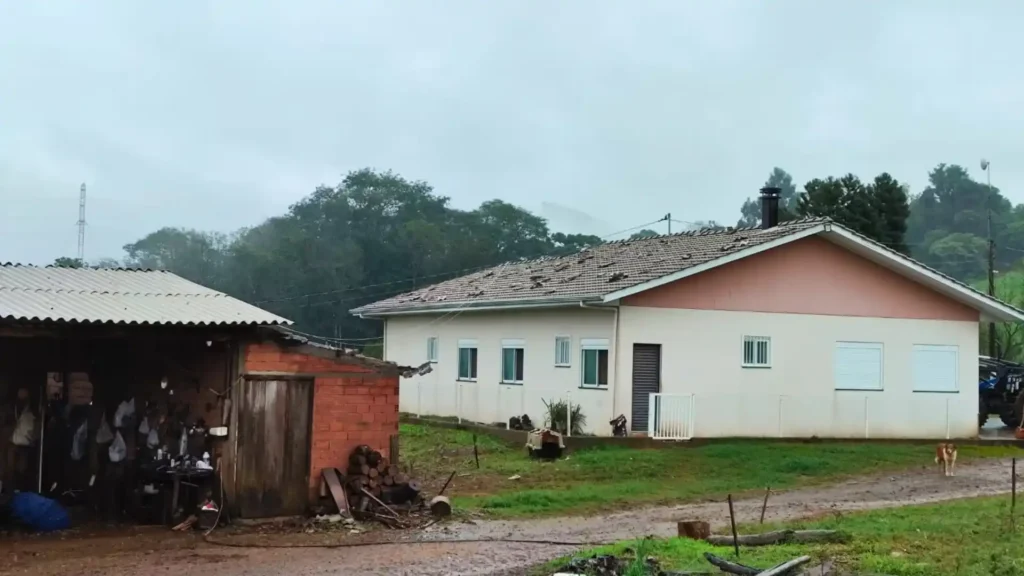 Pai coloca filho no guarda-roupa para protegê-lo do granizo