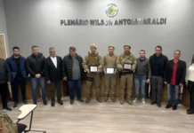 Policiais que salvaram bebê engasgado são homenageados