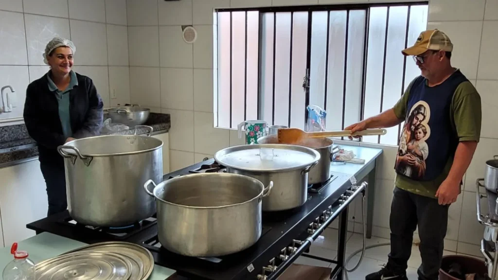 Após temporal, moradores de São José se unem para ajudar quem precisa
