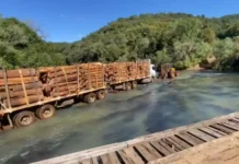 Vídeo mostra carreta cruzando rio por falta de ponte segura